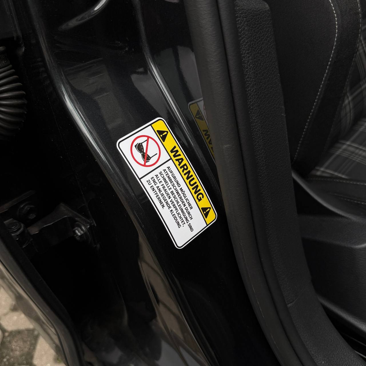 STICKER WARNING – Remove tight clothing DE